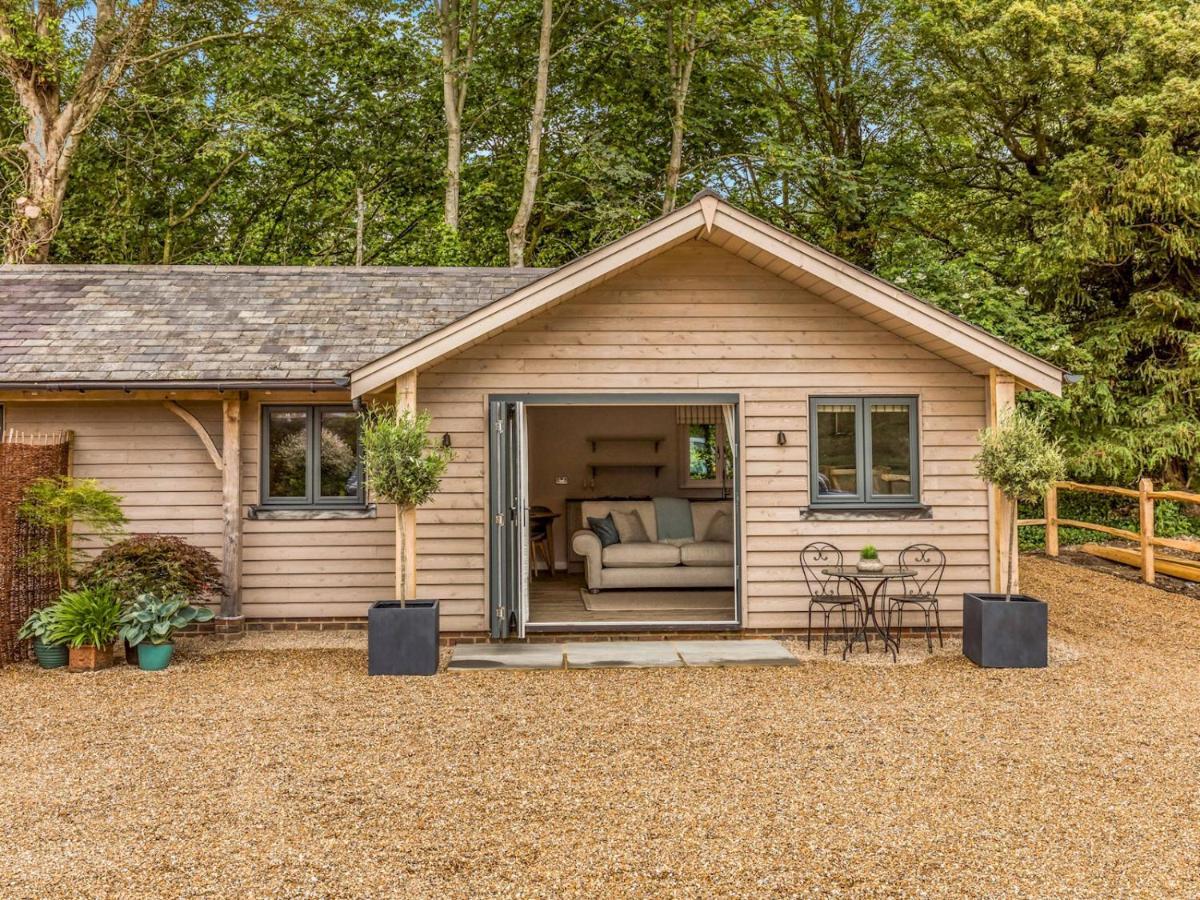 Pass The Keys Delightful 1 Bed Lodge In South Downs Village Chichester Exterior foto